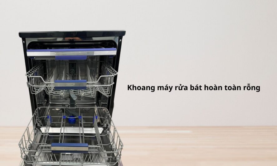 Bước 1_ Đảm bảo khoang máy rửa bát hoàn toàn rỗng (không có bát đĩa hoặc đồ dùng nào bên trong)